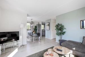 a living room with a couch and a table at 6 - Person 'de Vlaamse Reus' 195 Bungalow in Ewijk