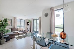 a living room with a glass table and a couch at 6 - Person 'de Vlaamse Reus' 195 Bungalow in Ewijk
