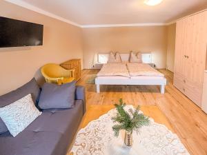 un soggiorno con due letti e un divano di Gästehaus Goy in Schirgiswalde a Schirgiswalde