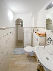 un bagno bianco con un water e un lavandino di Gästehaus Goy in Schirgiswalde a Schirgiswalde