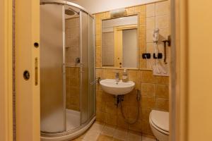 ein Badezimmer mit Dusche und Waschbecken in der Unterkunft Hostel Archi Rossi in Florenz + 52 Fotos