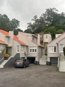 een auto geparkeerd op een parkeerplaats voor de huizen bij prime epsom in Auckland