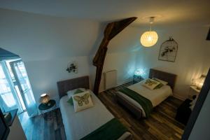 an overhead view of a bedroom with two beds at Chouette Nuit in Thenay