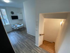 een kamer met een hal met een tafel en een deur bij La Casa Sul Viale in Iesi +21 foto's