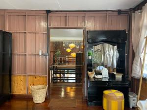 een woonkamer met een deur naar een kamer bij The Memory Hostel Trat in Trat