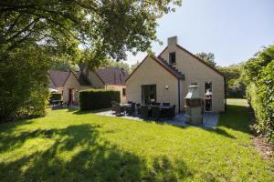 a backyard of a house with a grill at 6 - Persons Lake Area 40 Bungalow in Ewijk