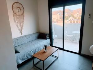 Beʼer Oraסוויטת ארגמן的客厅里有一张沙发和一张桌子。