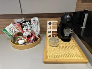 a counter with a counter top with a basket of food at Studio perto Shopping Estação com Piscina interna aquecida, Academia e Terraço Lindo pôr do Sol in Curitiba