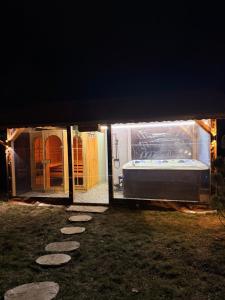 una casa con una vasca nel cortile di notte di Guesthouse Greenview a Drenovo Altre 42 foto