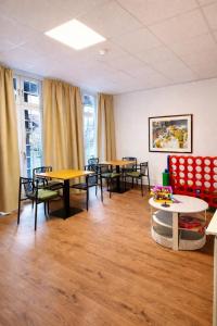ein Wartezimmer mit Tischen und Stühlen in der Unterkunft Hotel Borchers in Celle