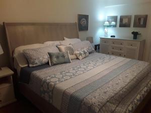 Giường trong phòng chung tại Oceanfront Newly Renovated, Great Location, King