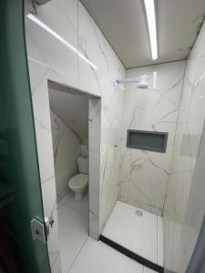 een badkamer met een toilet en een douchecabine bij Kitnet em Cabo Frio 02 in Cabo Frio