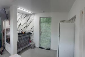 een kamer met een deur die leidt naar een kamer met een kamer bij Kitnet em Cabo Frio 02 in Cabo Frio