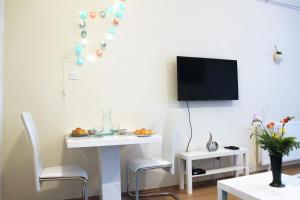 Televízia a/alebo spoločenská miestnosť v ubytovaní Concept Apartments