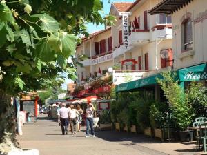 a group of people walking down a street at Residencia Odyssee in Vieux-Boucau-les-Bains