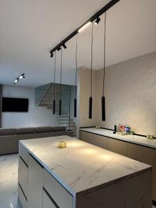 a kitchen with a marble counter top in a room at KNIGHT RESORT Villa & Rooms in Voluntari