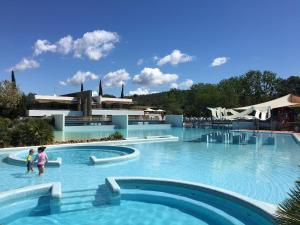 Bazén v ubytovaní Camping Village Rocchette alebo v jeho blízkosti