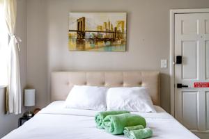 En eller flere senge i et værelse på Jungle House Columbus Downtown Free Parking Sleeps 6 - Steps to Convention Center & Nationwide Arena - 1BR Short North Luxury Home - Over 5,800 Five Star Stays