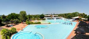 Bazén v ubytovaní Camping Village Rocchette alebo v jeho blízkosti