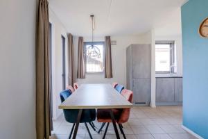 a dining room with a table and chairs at 6 - Persoons Forest 185 Bungalow in Ewijk