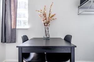 Et tv og/eller underholdning på Jungle House Columbus Downtown Free Parking Sleeps 6 - Steps to Convention Center & Nationwide Arena - 1BR Short North Luxury Home - Over 5,800 Five Star Stays