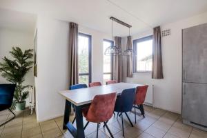 a dining room with a table and chairs at 6 - Persoons Forest 185 Bungalow in Ewijk