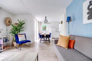 a living room with a couch and a table at 6 - Persoons Forest 209 Bungalow in Ewijk