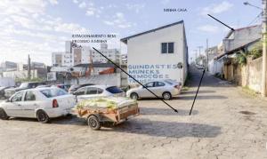 a group of cars parked in a parking lot at Estúdio com ar condicionado próximo ao centro e UDESC CEFID in Florianópolis