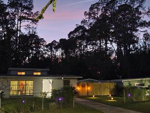 een huis met lichten in de tuin 's nachts bij Twin Pines Studios in Jacksonville