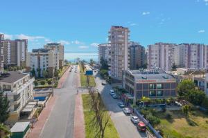 una vista aerea di una strada cittadina con edifici di Laren Sea Side Hotel Spa a Antalya (Adalia)
