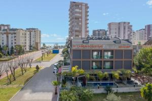 un edificio in una città con edifici alti di Laren Sea Side Hotel Spa a Antalya (Adalia)