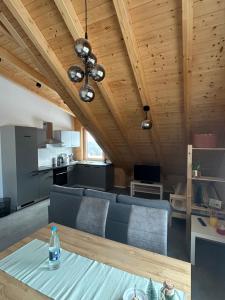 een woonkamer met een bank en een tafel bij Holzliebe mit Donaublick in Kaisheim
