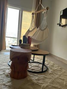 een kamer met een hangmat, een tafel en een raam bij Babushka Boutique Hotel-Dahab in Dahab +79 foto's
