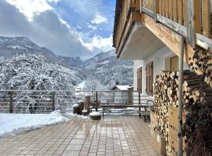 un balcone di una casa con montagne innevate di Appartamenti LITEGOSA casa vacanza 2 a Panchia