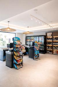 een supermarkt met een kassa en schappen vol levensmiddelen bij Apartamento Califato 5 in Mojácar