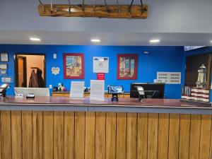 uitzicht op de balie van een tandartspraktijk bij Bay Inn in Tawas City +36 foto's