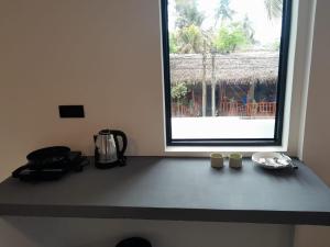 a counter with a window in a room at Hiri Dudes Villa in Dickwella