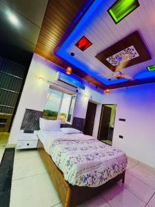 a bedroom with a large bed in a room at Bhagyashree hotel & restuarant osian in Osiān