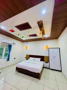 a bedroom with a bed in a room at Bhagyashree hotel & restuarant osian in Osiān