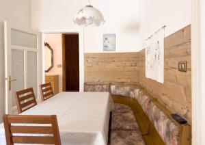 a dining room with a table and chairs at Appartamenti LITEGOSA casa vacanza 1 in Panchià