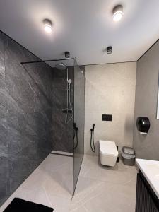 een badkamer met douche en toilet bij Майя in Mykulychyn