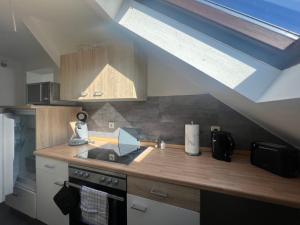 a kitchen with a sink and a stove with a roof at Tiny Studiowohnung Bahnhofstrasse 20 in Netzschkau