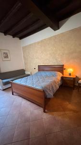 een slaapkamer met een groot bed met een blauw dekbed bij Residenza Marconi centro storico in Budrio