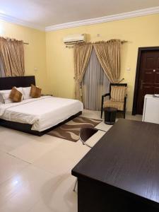 En eller flere senge i et værelse på Sentinels Apartment and Suites by STEFANOS