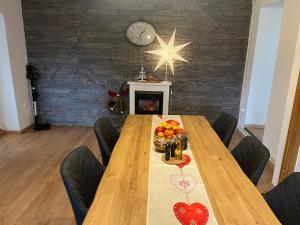 ein Holztisch mit einer Obstschale und einem Stern in der Unterkunft Green House kuća s 4 spavaće sobe in Stara Sušica