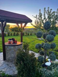 un gazebo con panchina in giardino di Guesthouse Greenview a Drenovo