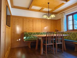 una sala da pranzo con un tavolo e due sedie di Ferienhaus Veider a Obertilliach