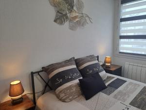 En eller flere senge i et værelse på Meublé 3 étoiles en centre-ville