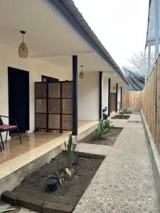 a house with a courtyard with plants in it at Gili Glow Homestay in Gili Trawangan