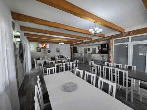 una sala da pranzo con un tavolo e delle sedie di Cabana OAZA AMURG a Runcu